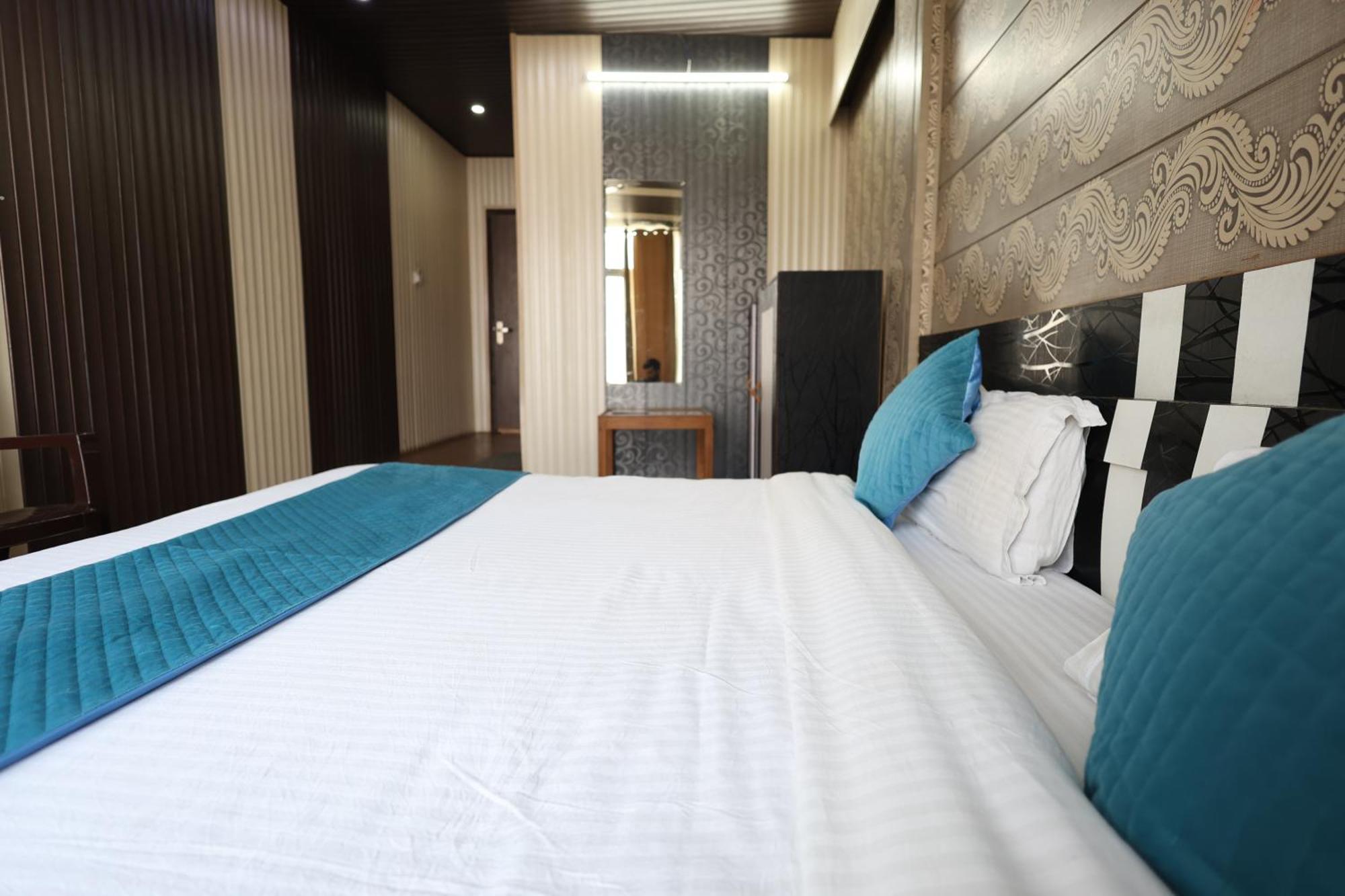 Sleeping Beauty Hotel Moutain View Property Joshīmath Exterior foto